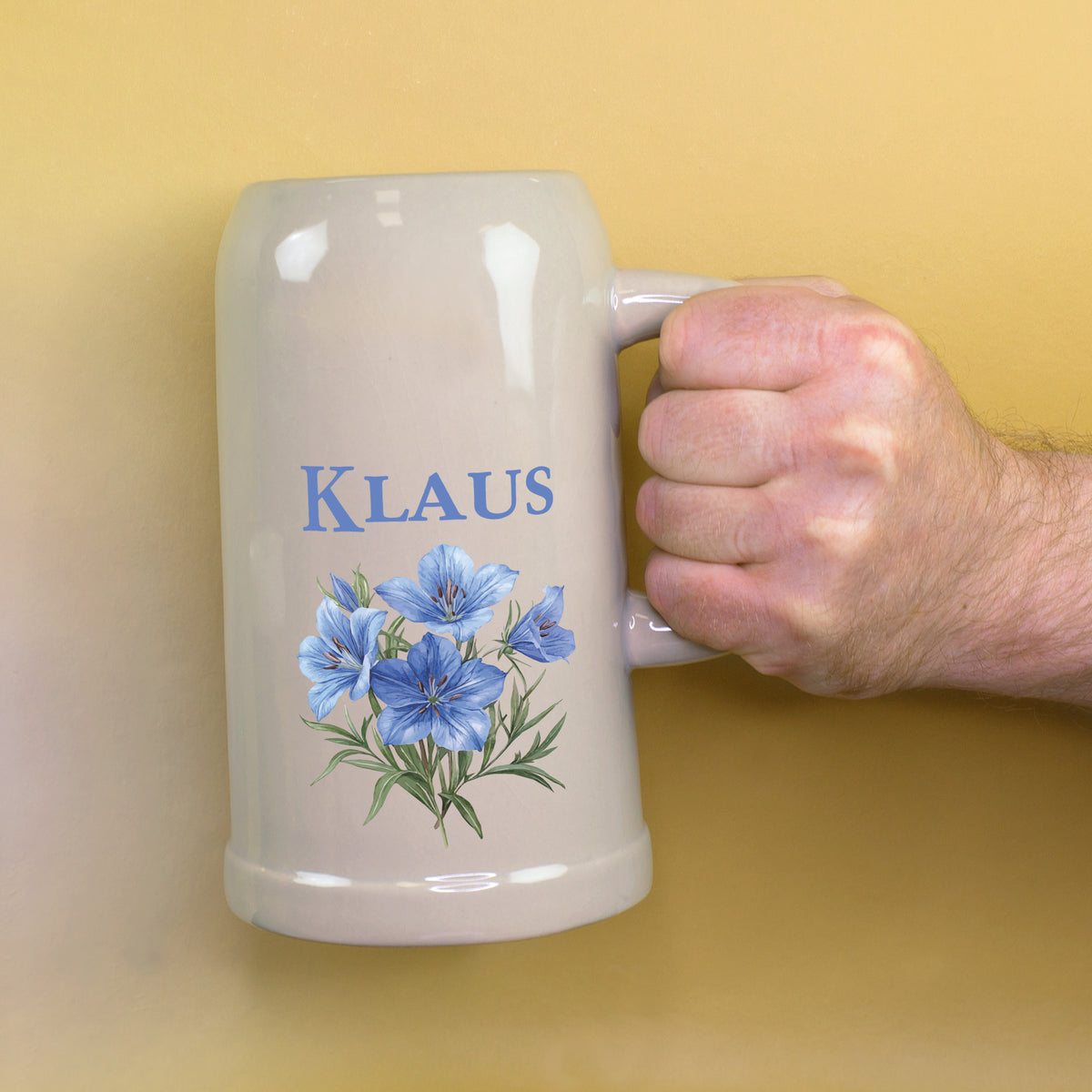 Personalisierter Bierkrug mit Namen Klaus wird seitlich in der Hand gehalten