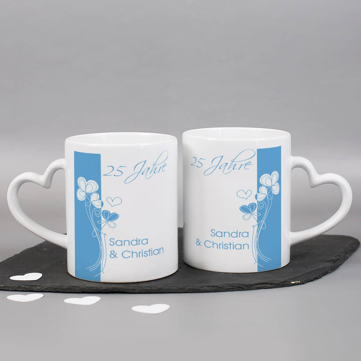 Zwei Paartassen zur Silberhochzeit mit modernem Motiv in blau und Ihren Wunschnamen