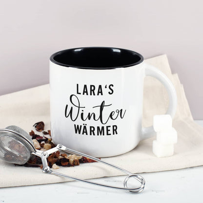 Große Tasse innen schwarz mit Winter Wärmer Schriftzug und Name