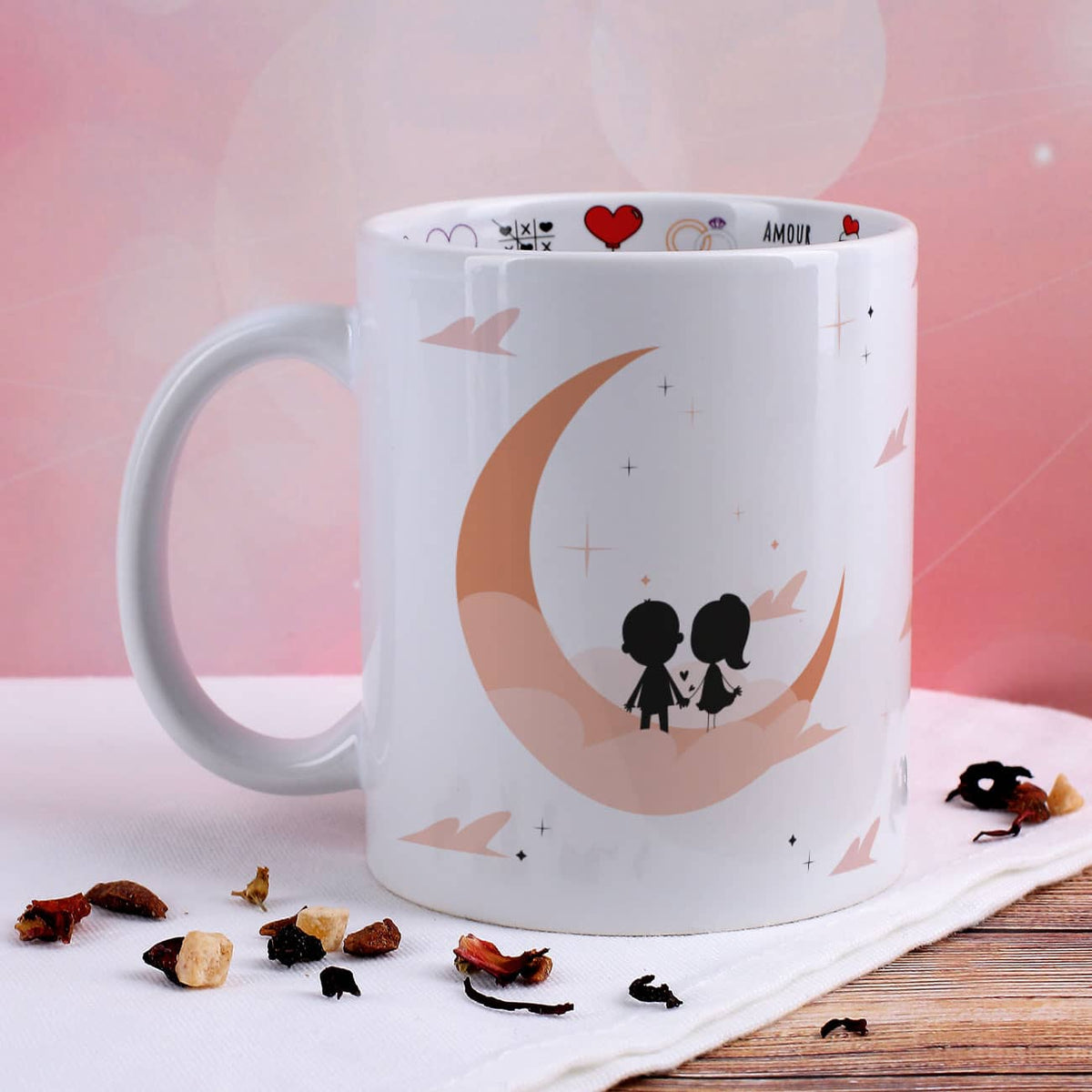 Niedliches Pärchen im Mond auf der Tasse