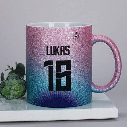 Glitzertasse in Fußballtrikot-Optik mit Name und Alter