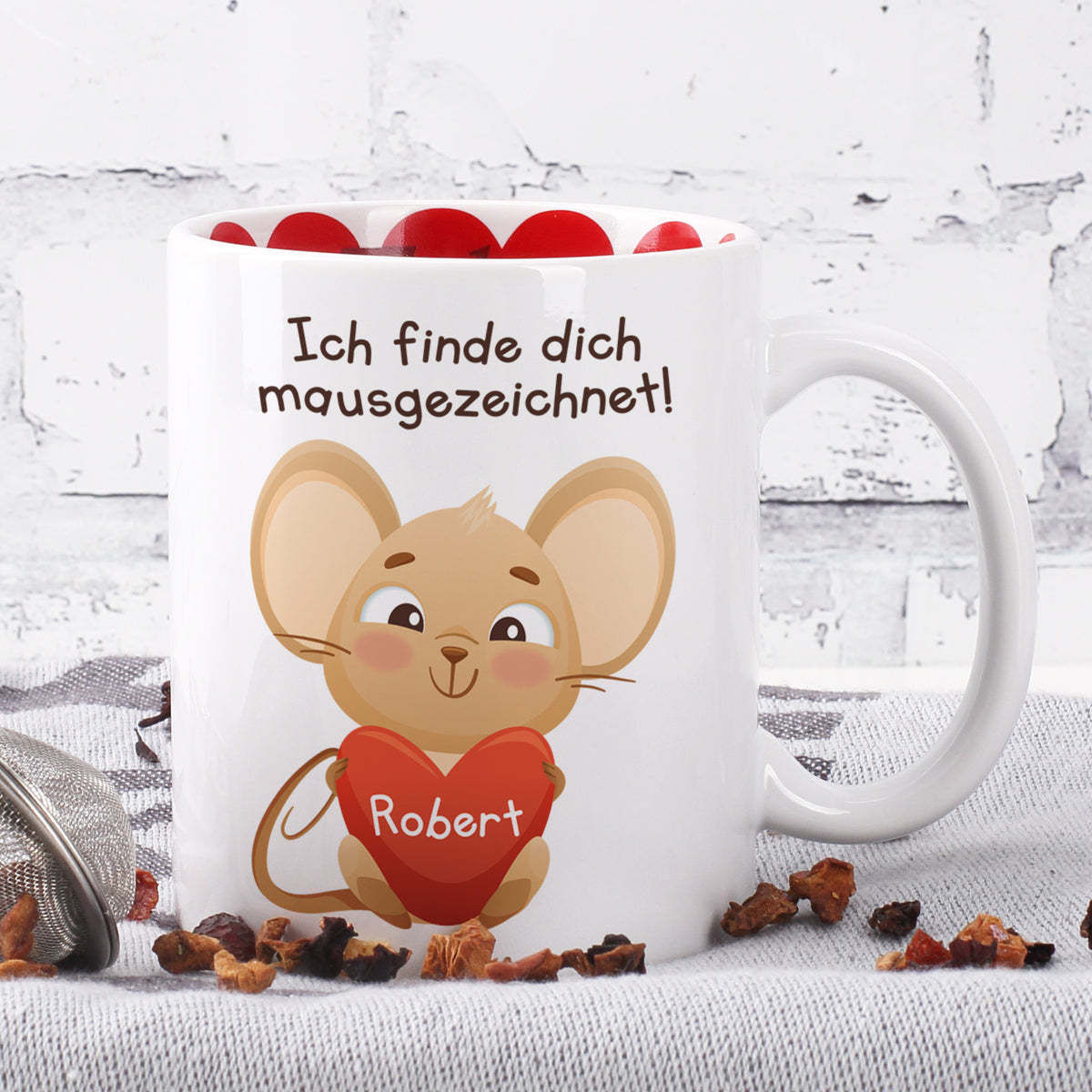 Keramiktasse mit Maus und Herzmotiv zum Valentinstag personalisiert mit Name Robert auf weißem Hintergrund