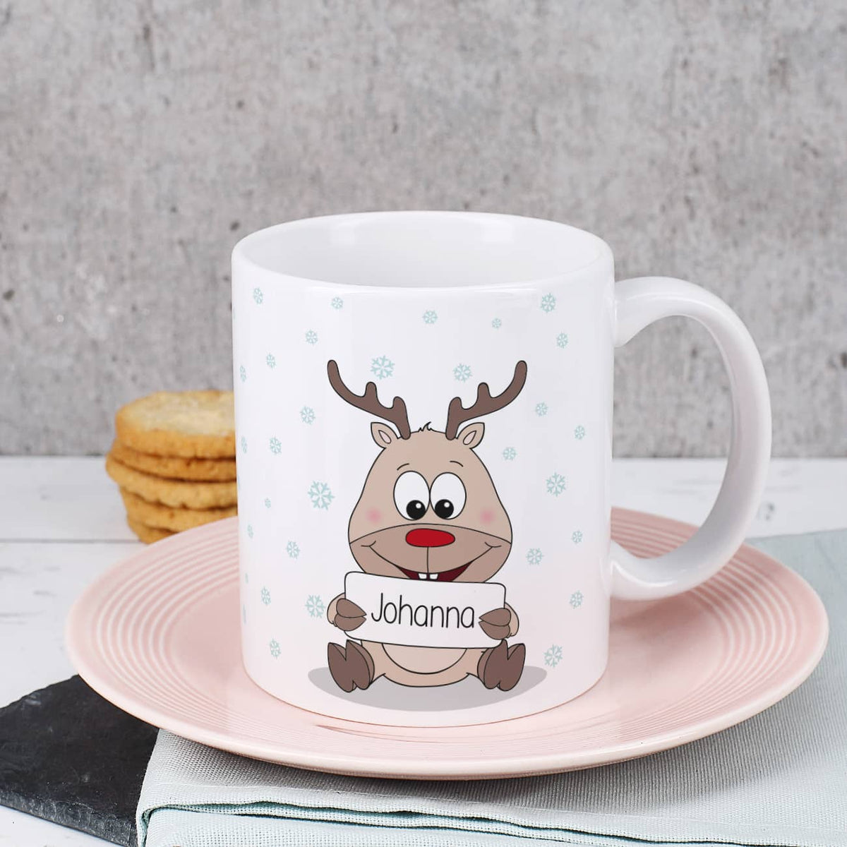 Tasse mit niedlichem Rentier und Ihrem Namen