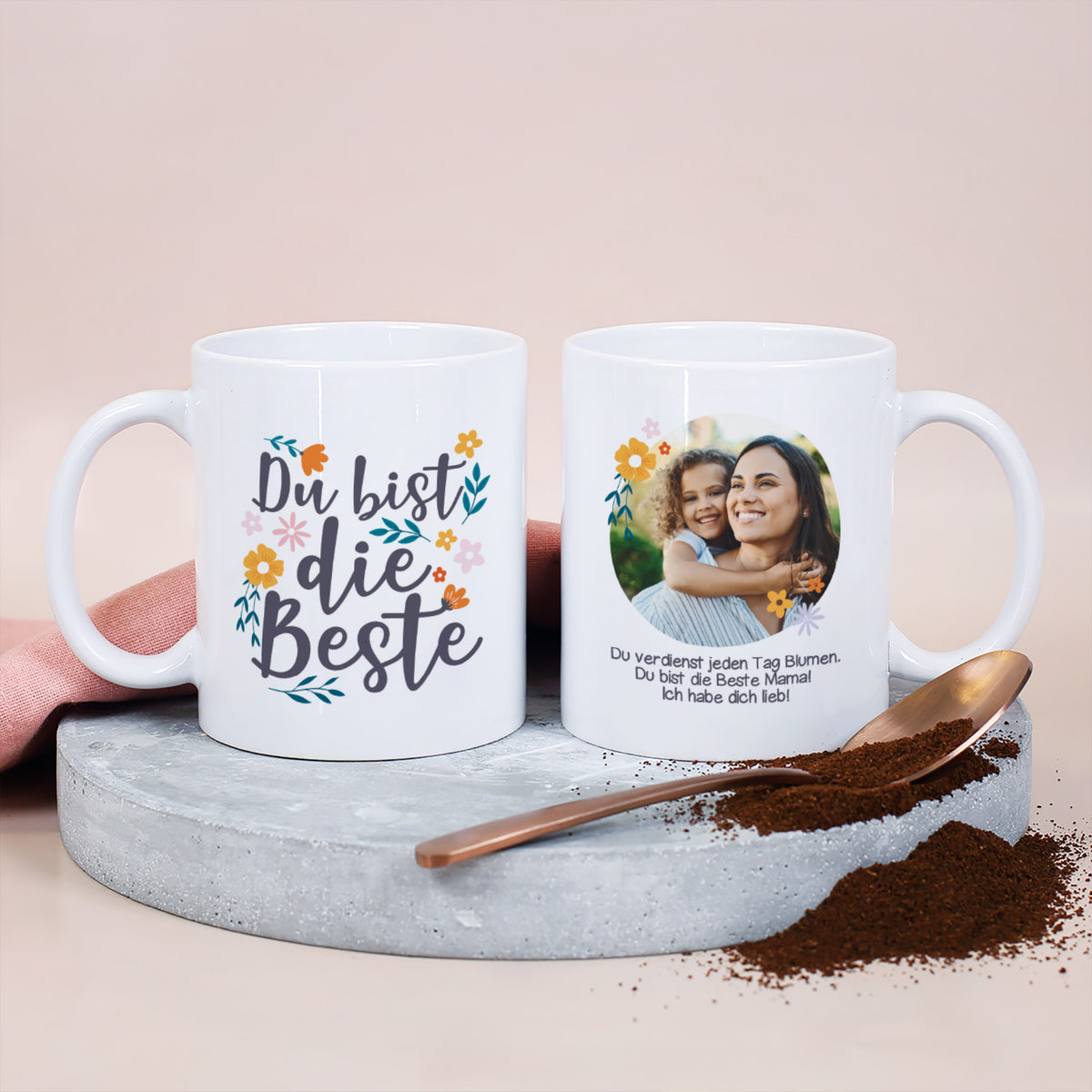 Zwei Seiten der Tasse im Set: Spruchseite „Du bist die Beste“ und Rückseite mit Foto und Text auf Tablett mit Kaffee