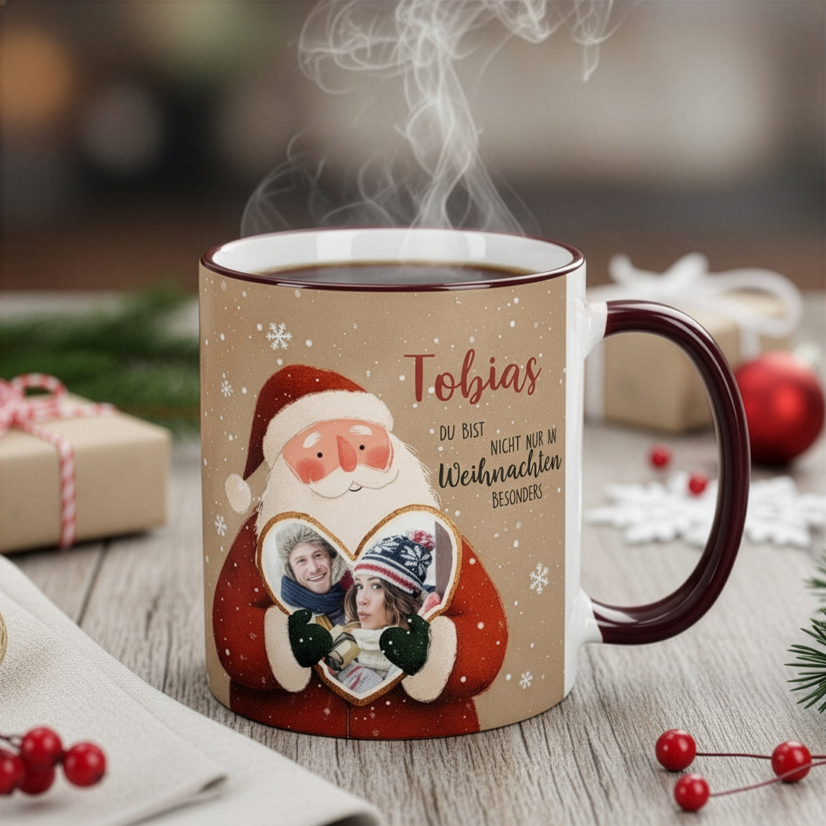 Weihnachtstasse mit Weihnachtsmann und Lebkuchenherz mit Foto, steht dampfend auf einem Holztisch mit Geschenken im Hintergrund