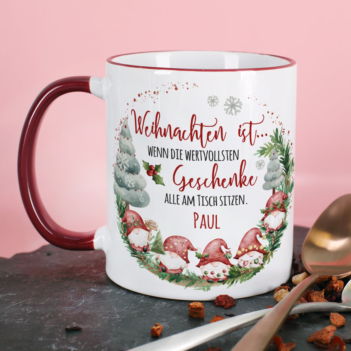 Weihnachtstasse mit Wichteln und personalisiertem Namen Paul auf Tisch mit Löffel