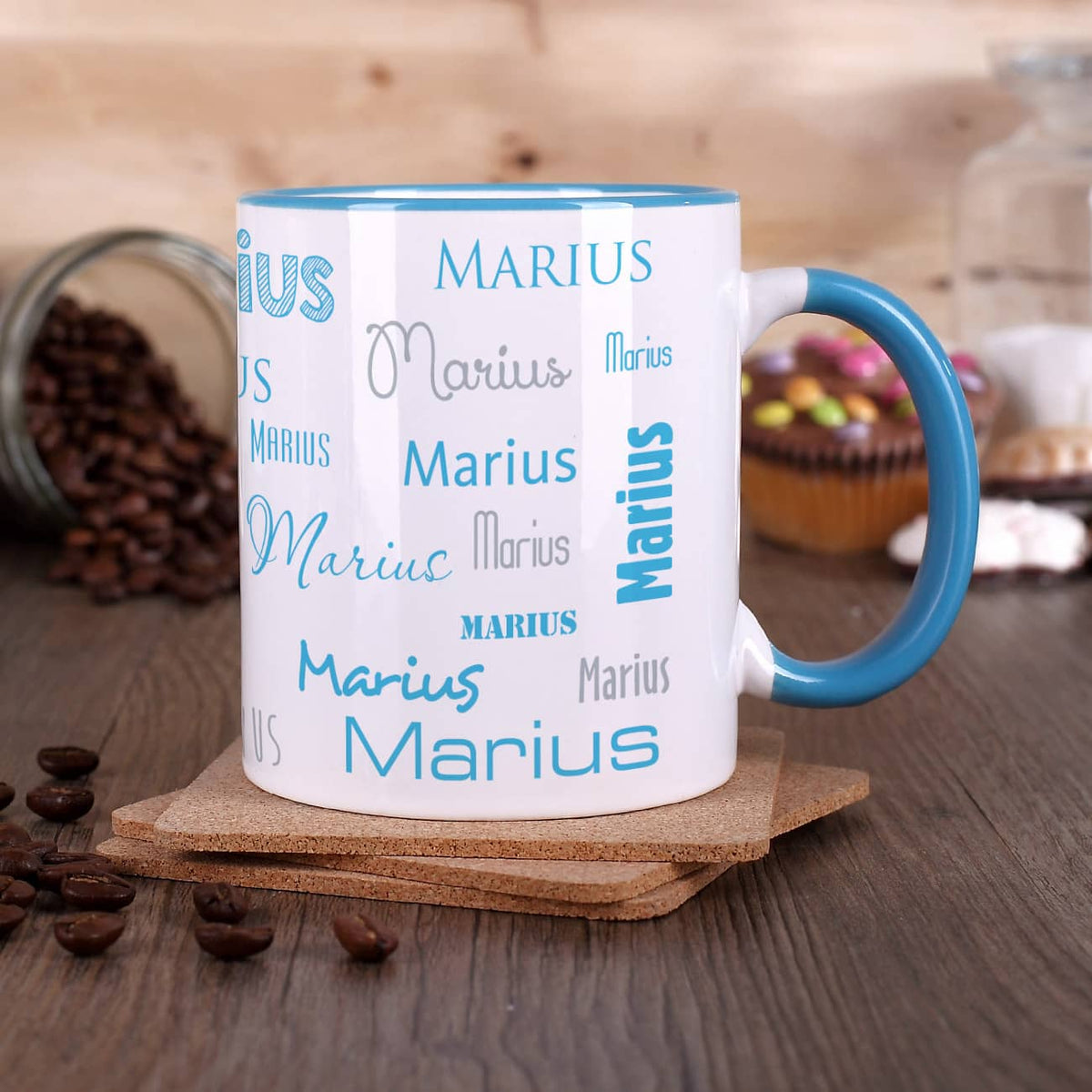 Tasse mit Ihrem Wunschnamen und hellblauem Henkel und Rand