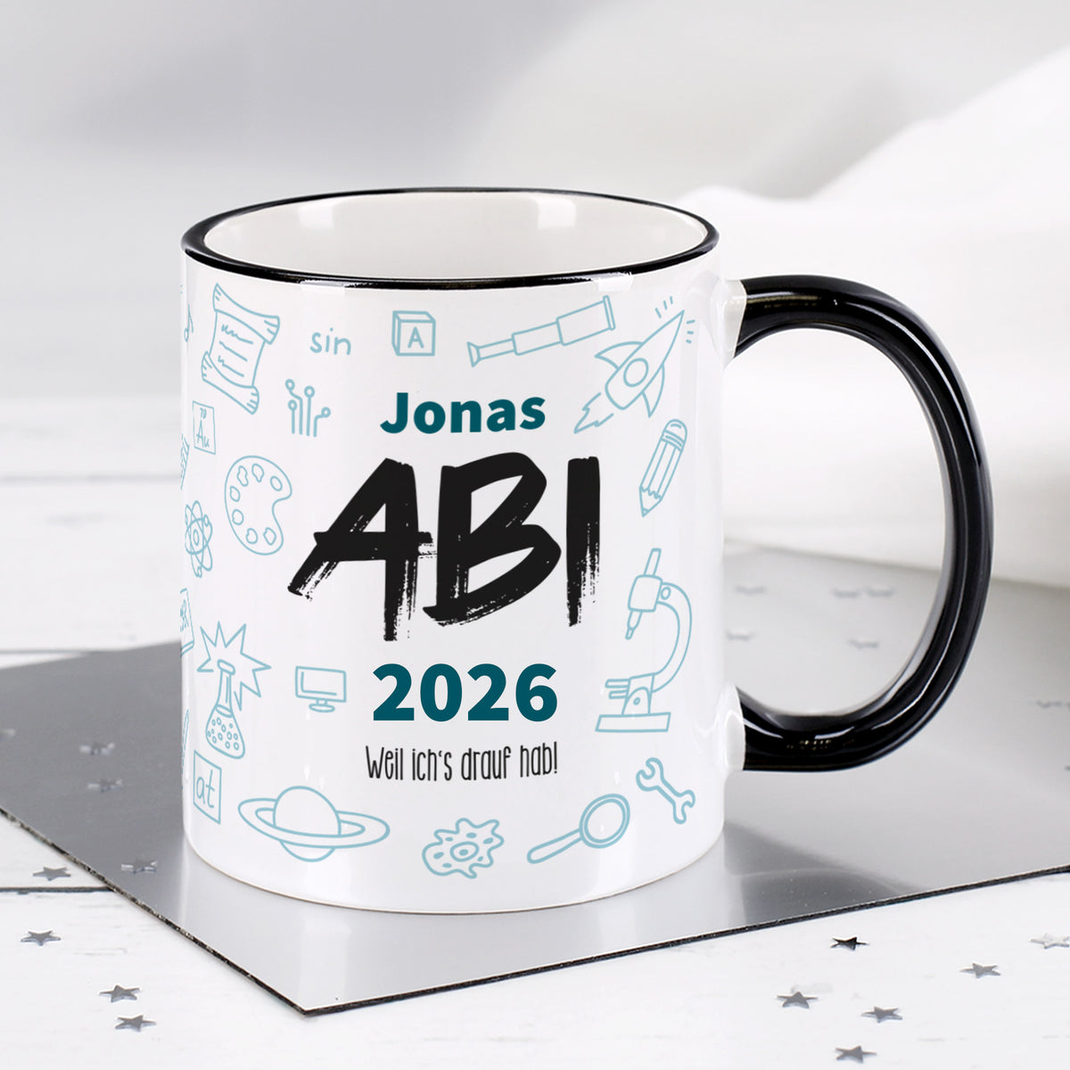 Abi Tasse mit Name, Jahr und Wunschtext - weißer Hintergrund