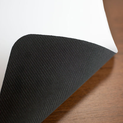 Rückseite des Mousepads mit rutschfestem Material – seitlich aufgerollt dargestellt