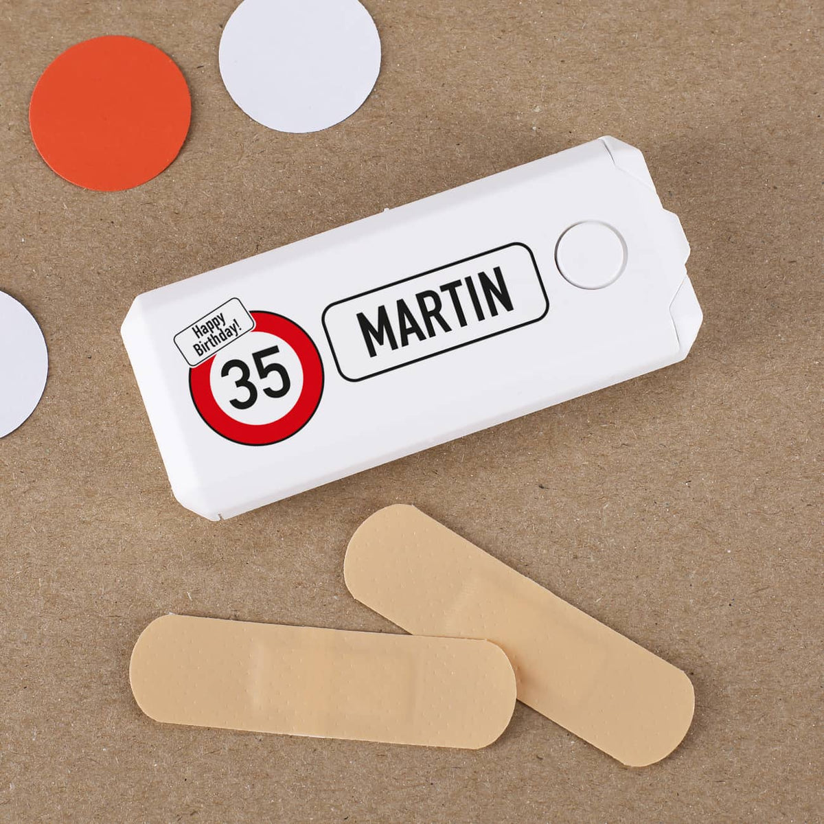 Pflasterbox zum Geburtstag mit Verkehrszeichen Motiv, Alter und Name bedruckt