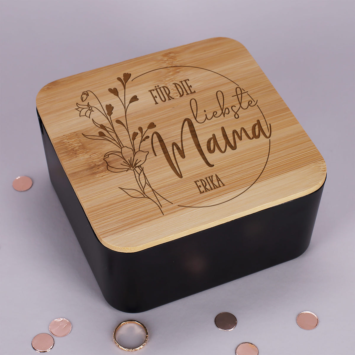 Personalisierter Schmuckkasten in Schwarz mit Bambusdeckel, Gravur „Für die liebste Mama“ und Name.