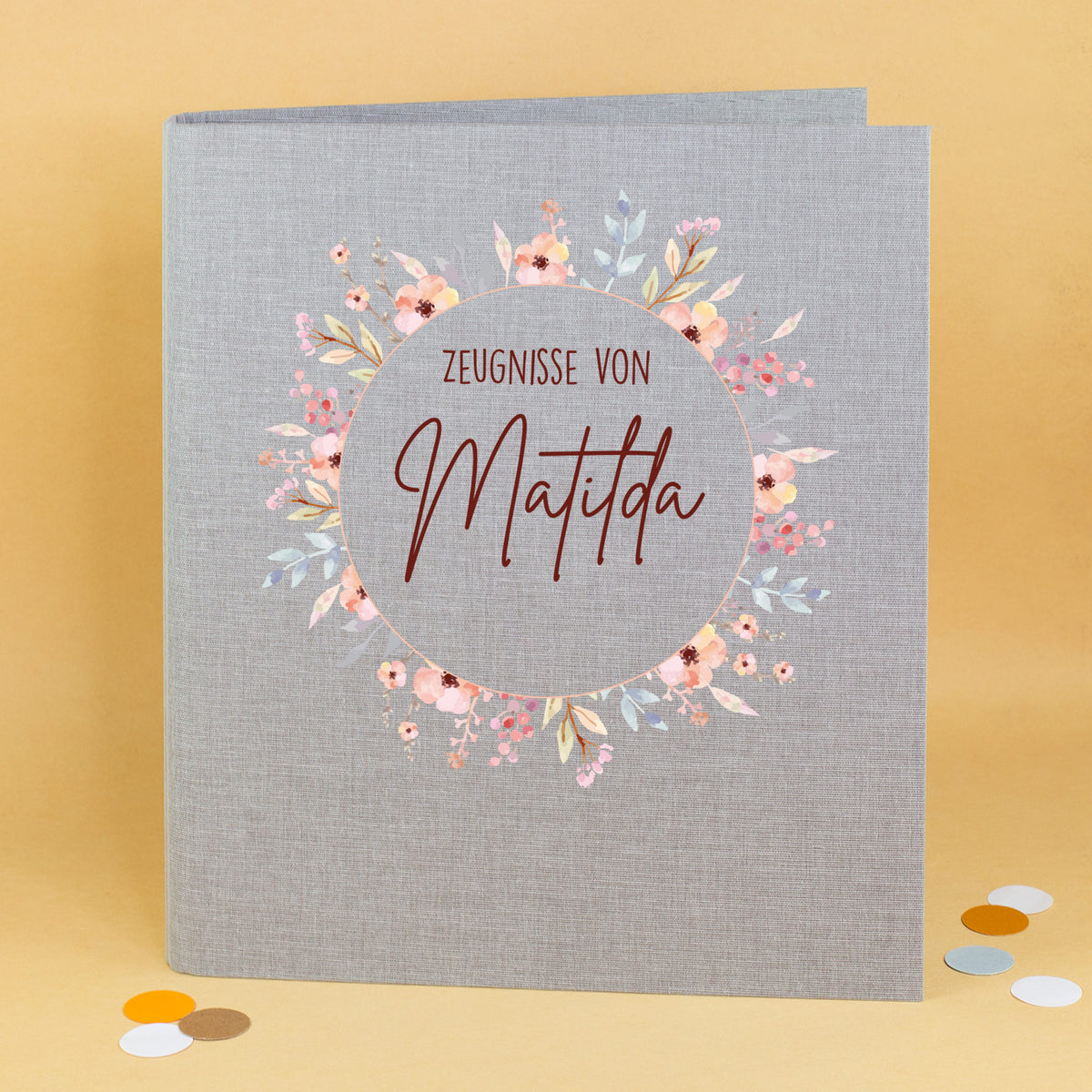 Hellgraue Zeugnismappe mit Blumenkranz und Name Matilda, personalisiert für Mädchen