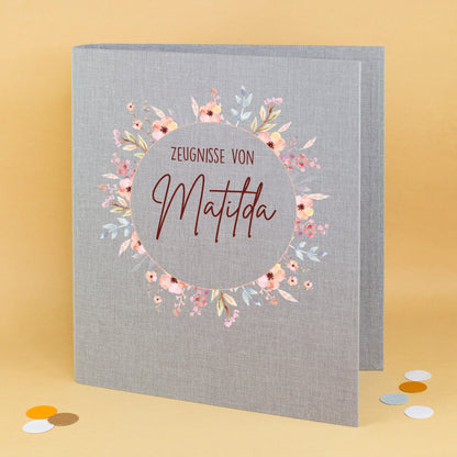 Zeugnismappe aus Leinen in Grau mit Blumenkranz und Name „Matilda“ bedruckt