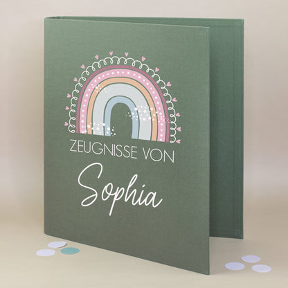 Zeugnismappe aus Leinen in Grün mit Regenbogenmotiv und Name Sophia bedruckt