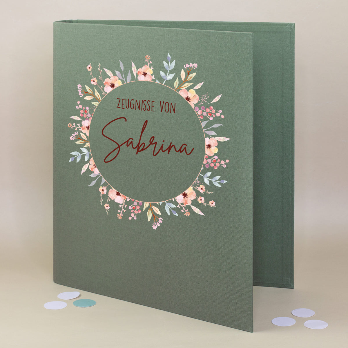 Grüne Zeugnismappe aus Leinen mit Blumenkranz und Name Sabrina, personalisierbar