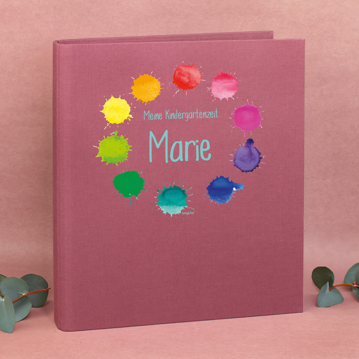 Zeugnismappe aus Leinen in Rosa mit buntem Farbklekse-Motiv und Name Marie bedruckt