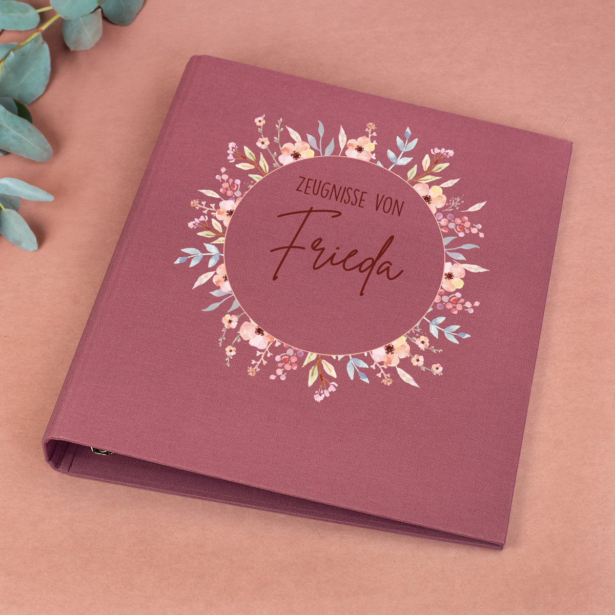 Zeugnismappe aus Leinen in Rosa mit Blumenkranz und Name „Frieda“ bedruckt