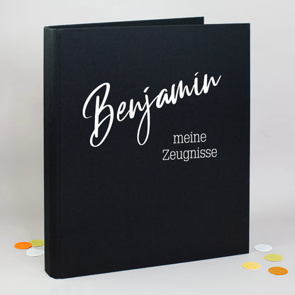 Schwarze Dokumentenmappe aus Leinen, personalisiert mit Name Benjamin und zwei Wunschtextzeilen