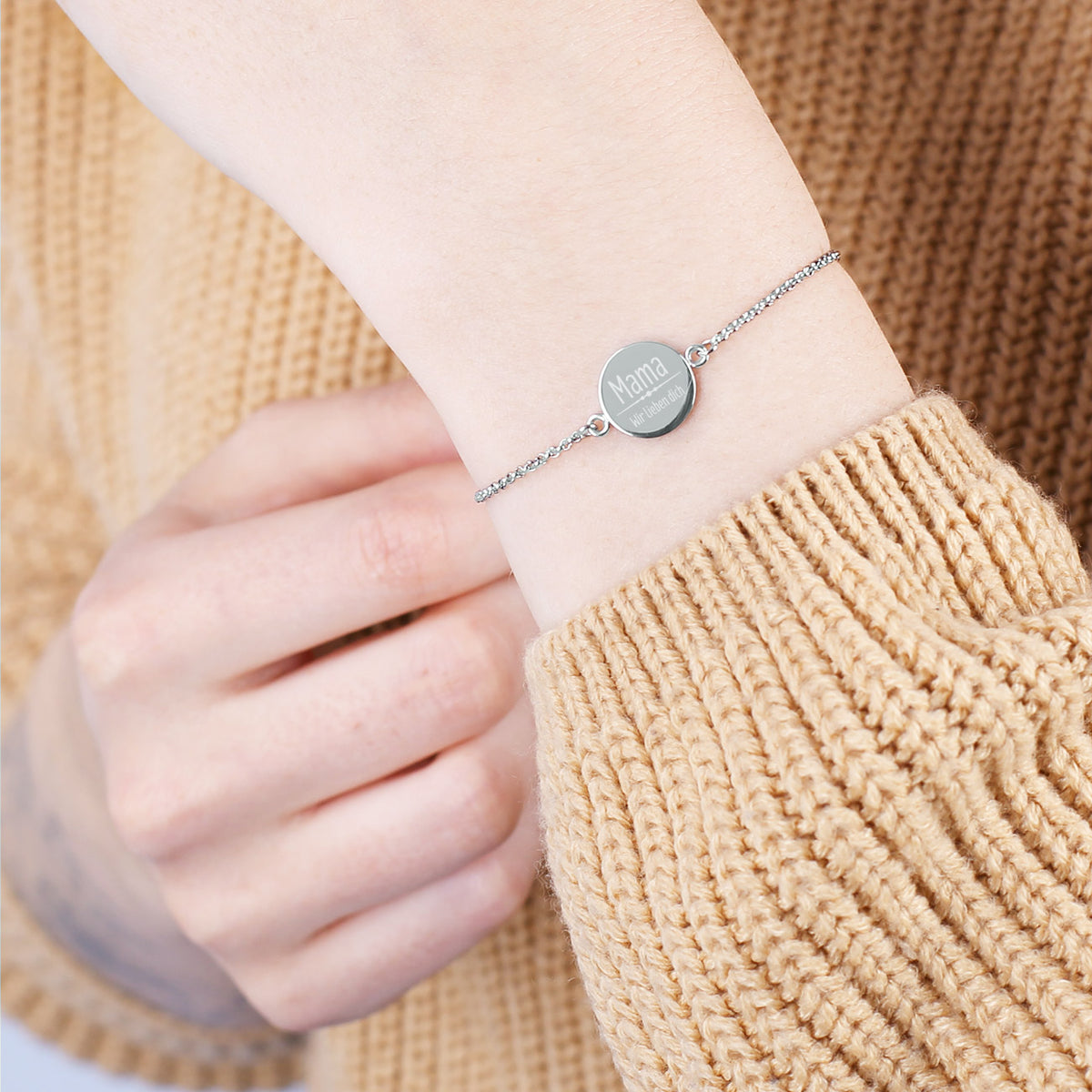 Graviertes Leonardo Armband mit Ihren Wunschtexten in Silber getragen am Handgelenk