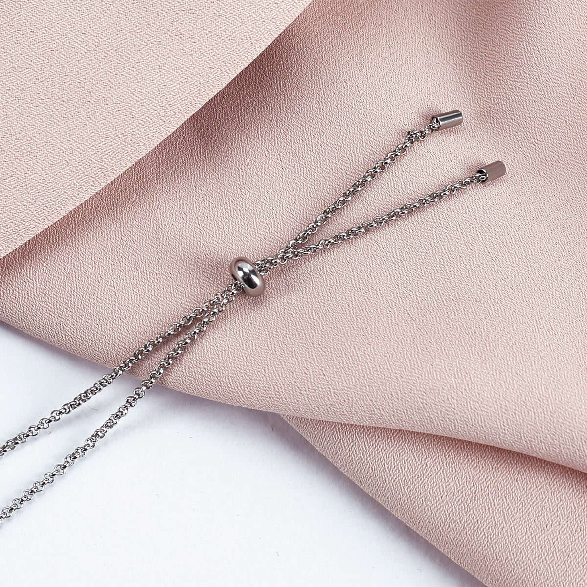 Nahaufnahme der Enden des gravierten Leonardo Armbandes mit Ihren Wunschtexten in Silber