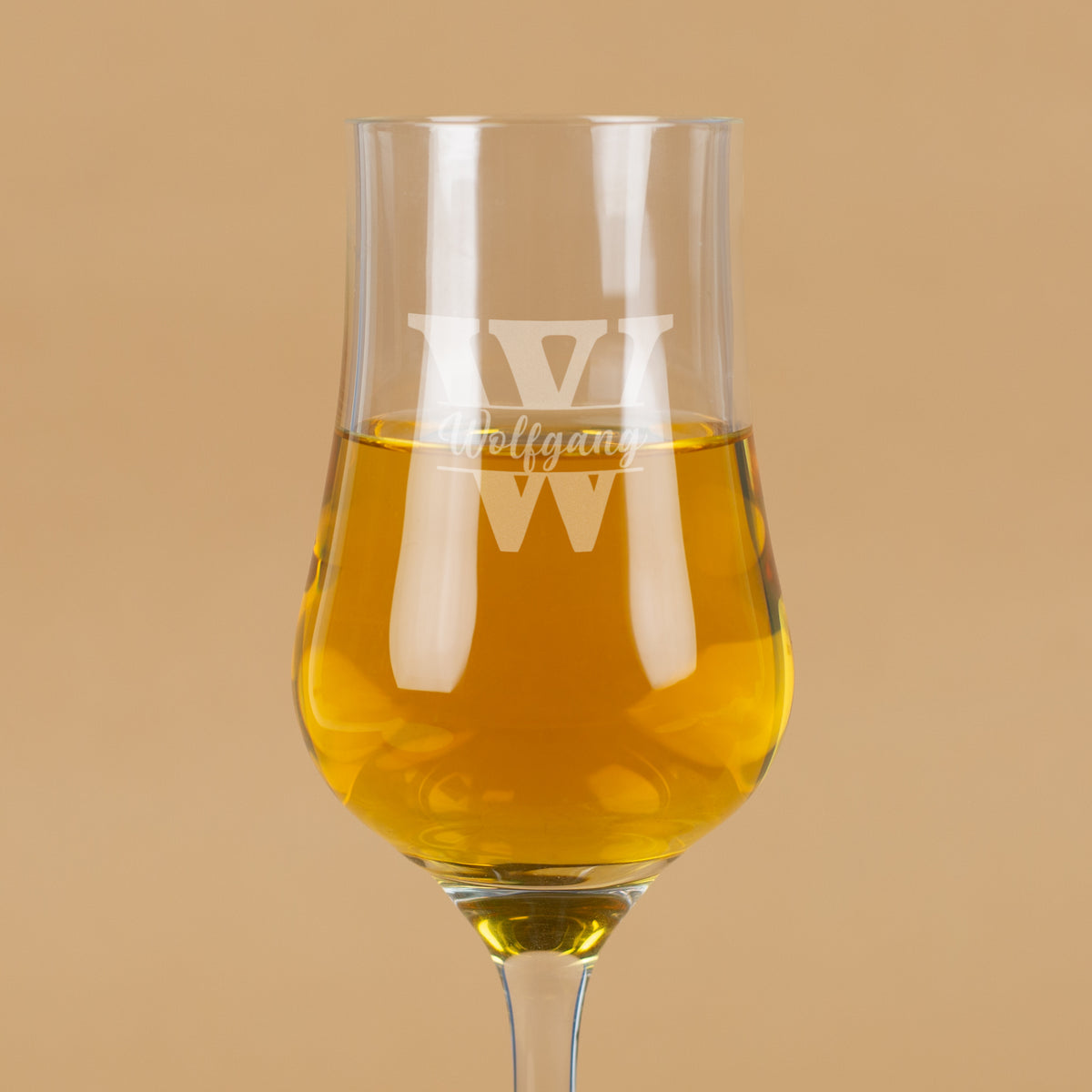 Nahaufnahme des Grappaglases mit Gravur „Wolfgang“ und Initiale W – feine Gravur im Detail.