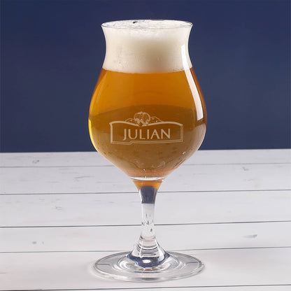 Mit Namen graviertes Bierglas