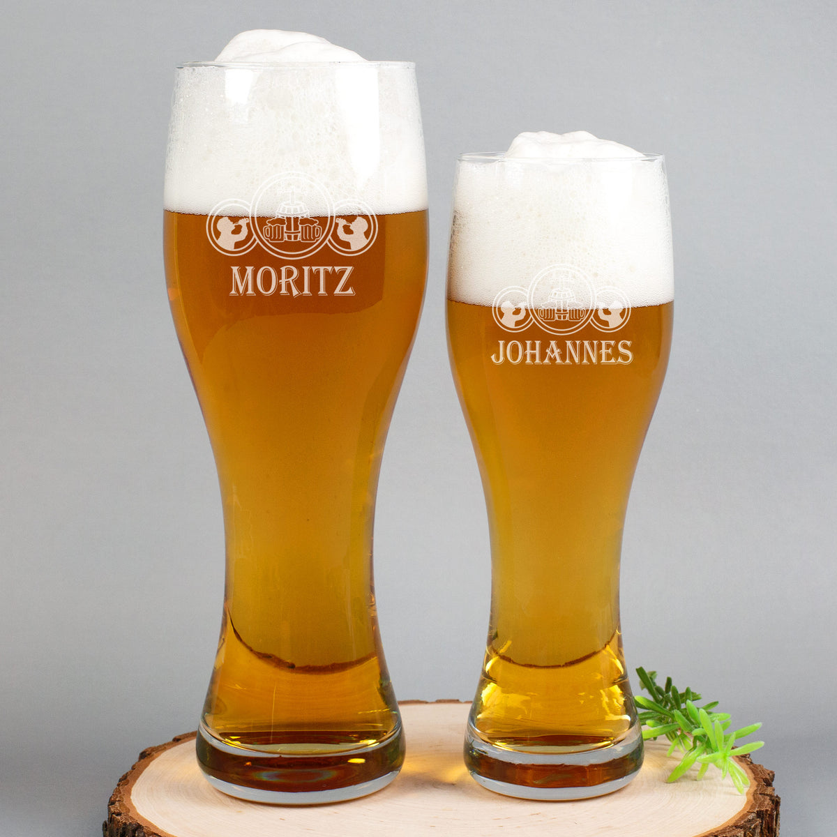 Zwei Leonardo-Weizengläser nebeneinander, graviert mit „Ein Freund guten Bieres“ und Namen Moritz und Johannes.