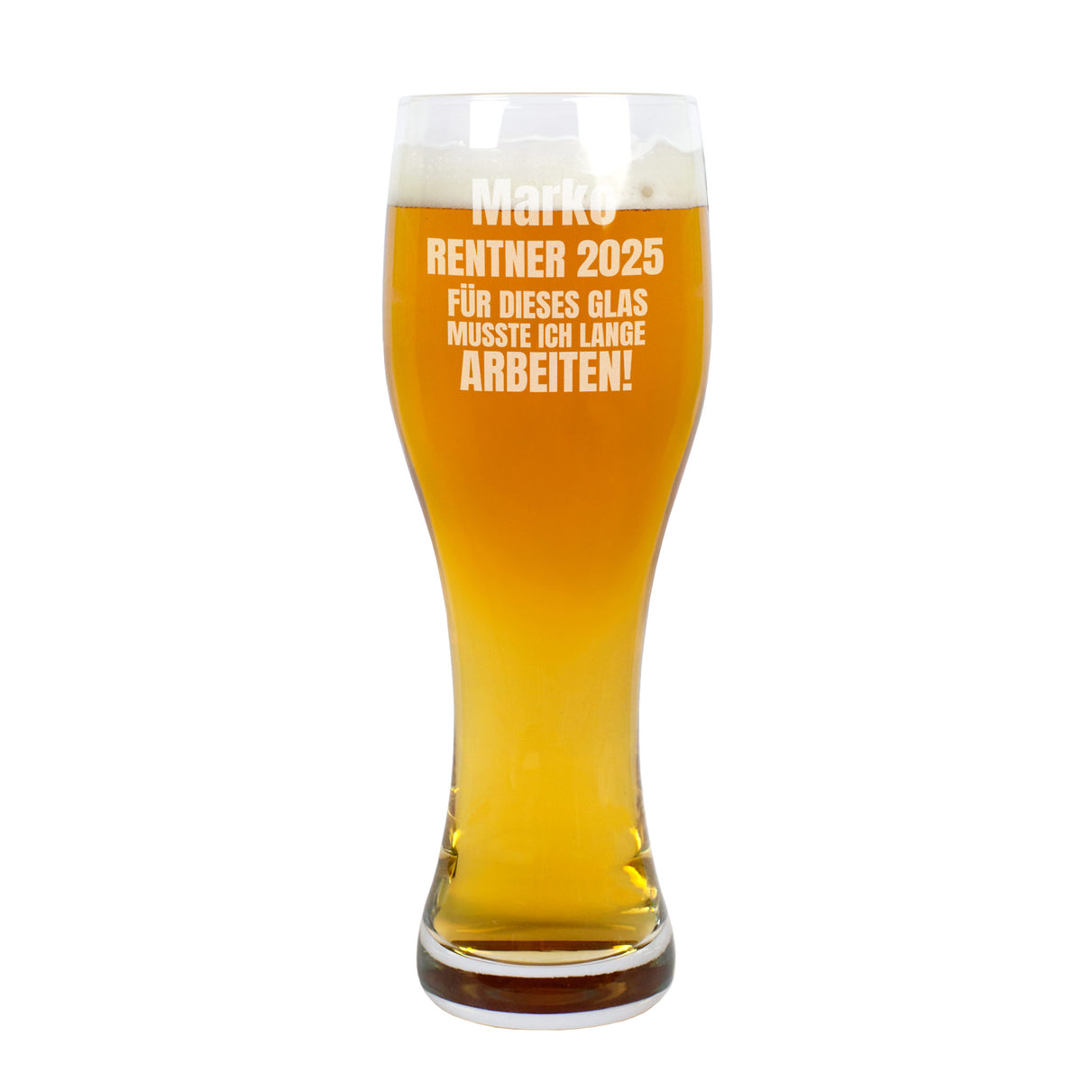 Personalisiertes Weizenglas mit Gravur „Marko Rentner 2025 – Für dieses Glas musste ich lange arbeiten!“ vor weißem Hintergrund