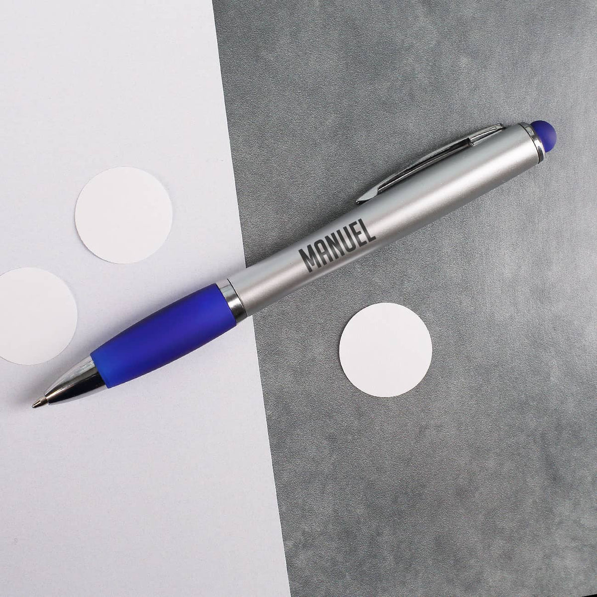 Blauer Kuli mit Licht aus