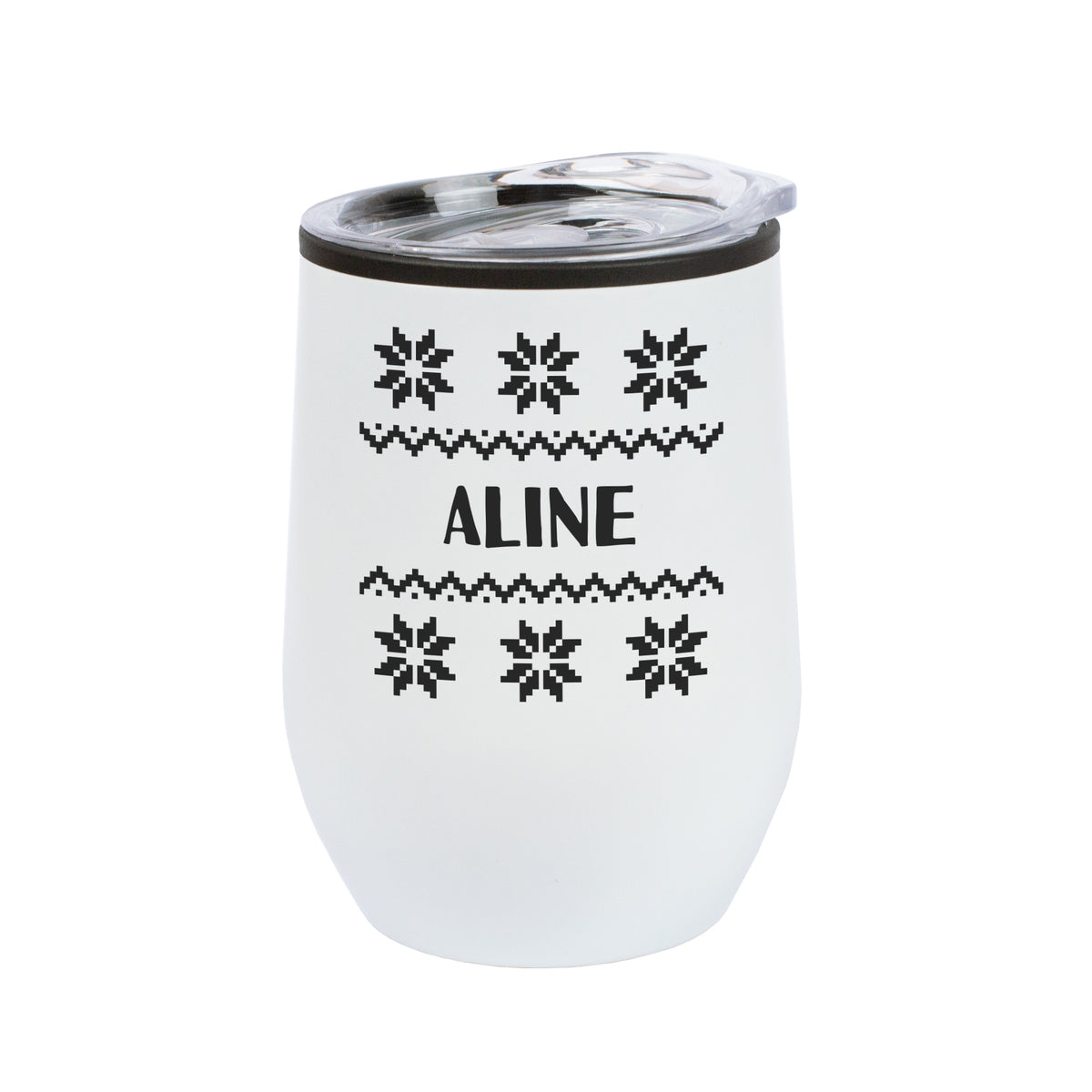 Weißer Thermobecher mit schwarzem Strickmuster und Name Aline, freigestellt auf weißem Hintergrund