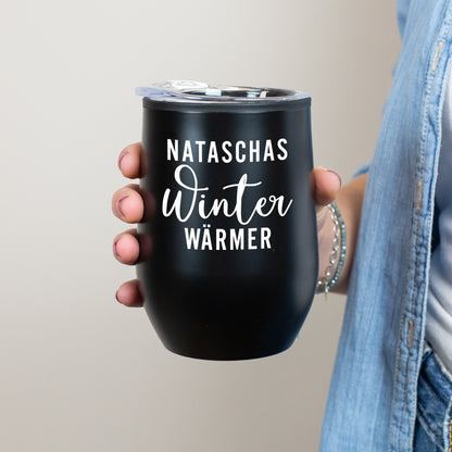 Schwarzer personalisierter Thermobecher Winterwärmer mit Name Nataschas – Geschenkidee für Wintertage