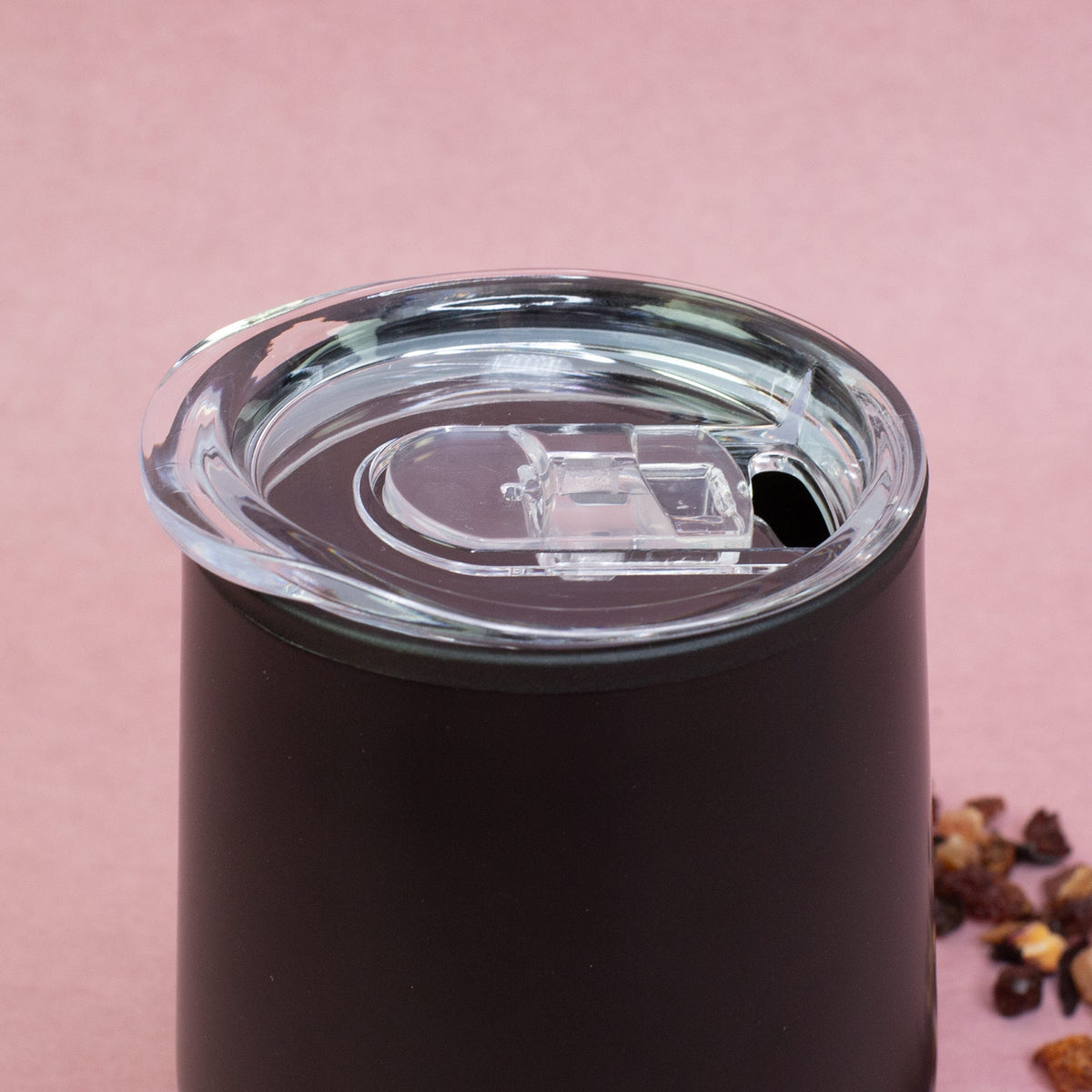 Detailaufnahme schwarzer Thermobecher mit Deckel und Schiebeverschluss