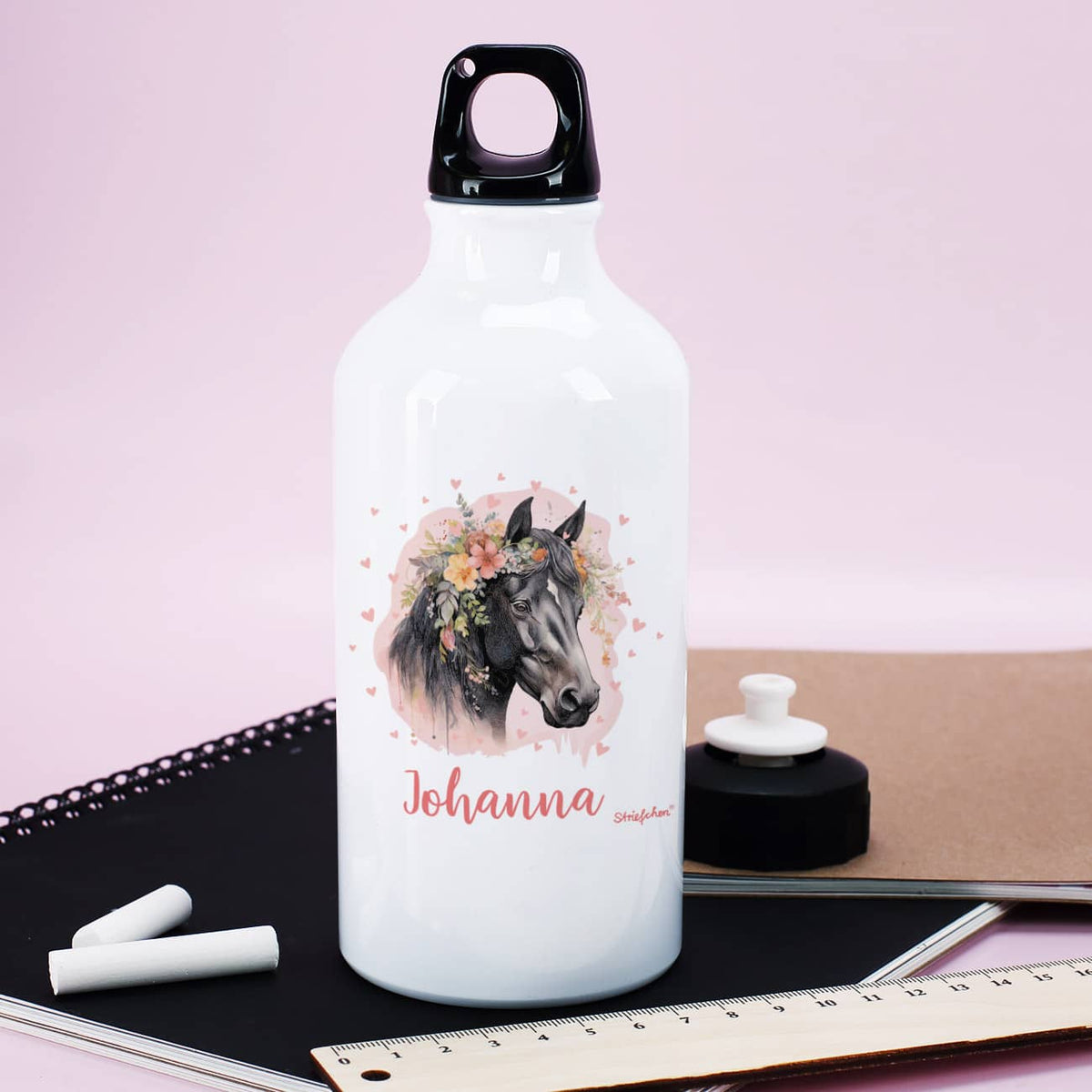Trinkflasche mit Pferde-Motiv, Blüten, Name und verschiedenen Verschlüssen