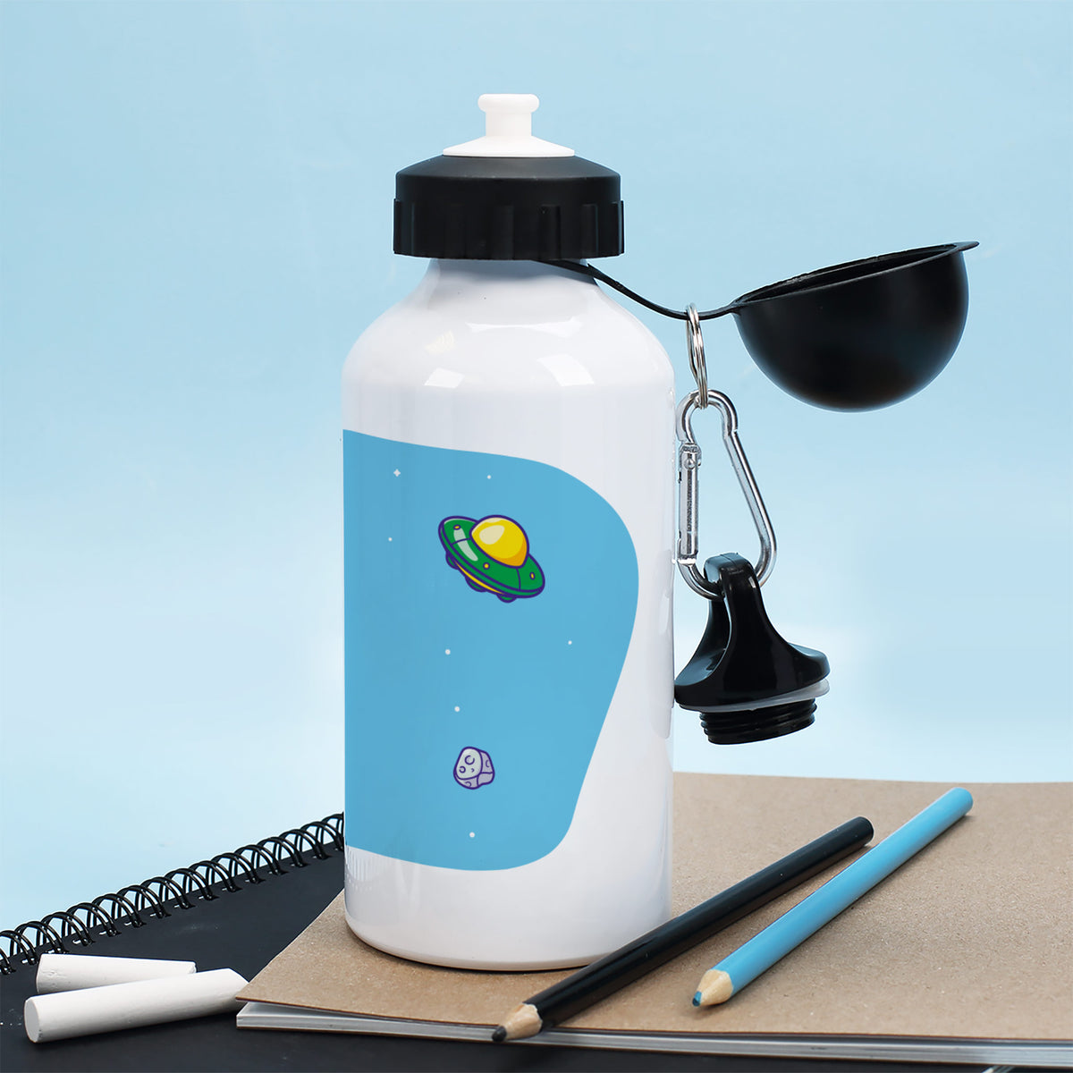 Rückseite der Aluminium-Trinkflasche mit UFO, Mond und Sternen – detailreiches Weltraum-Design für Kinder
