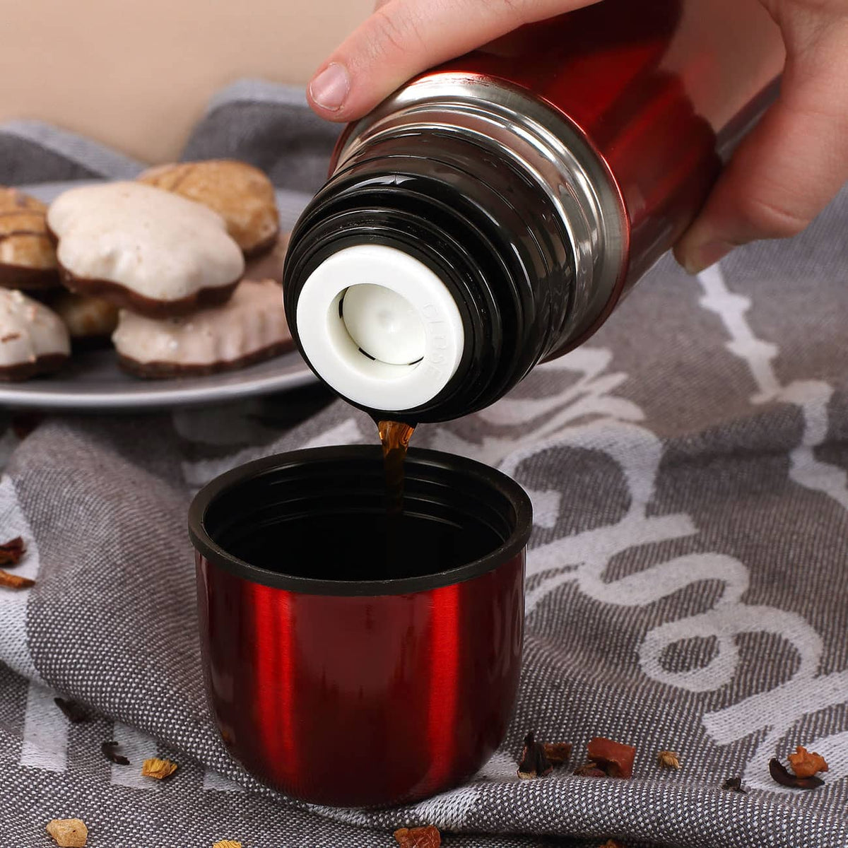 Rote Thermoskanne aus Edelstahl mit Druckknopf
