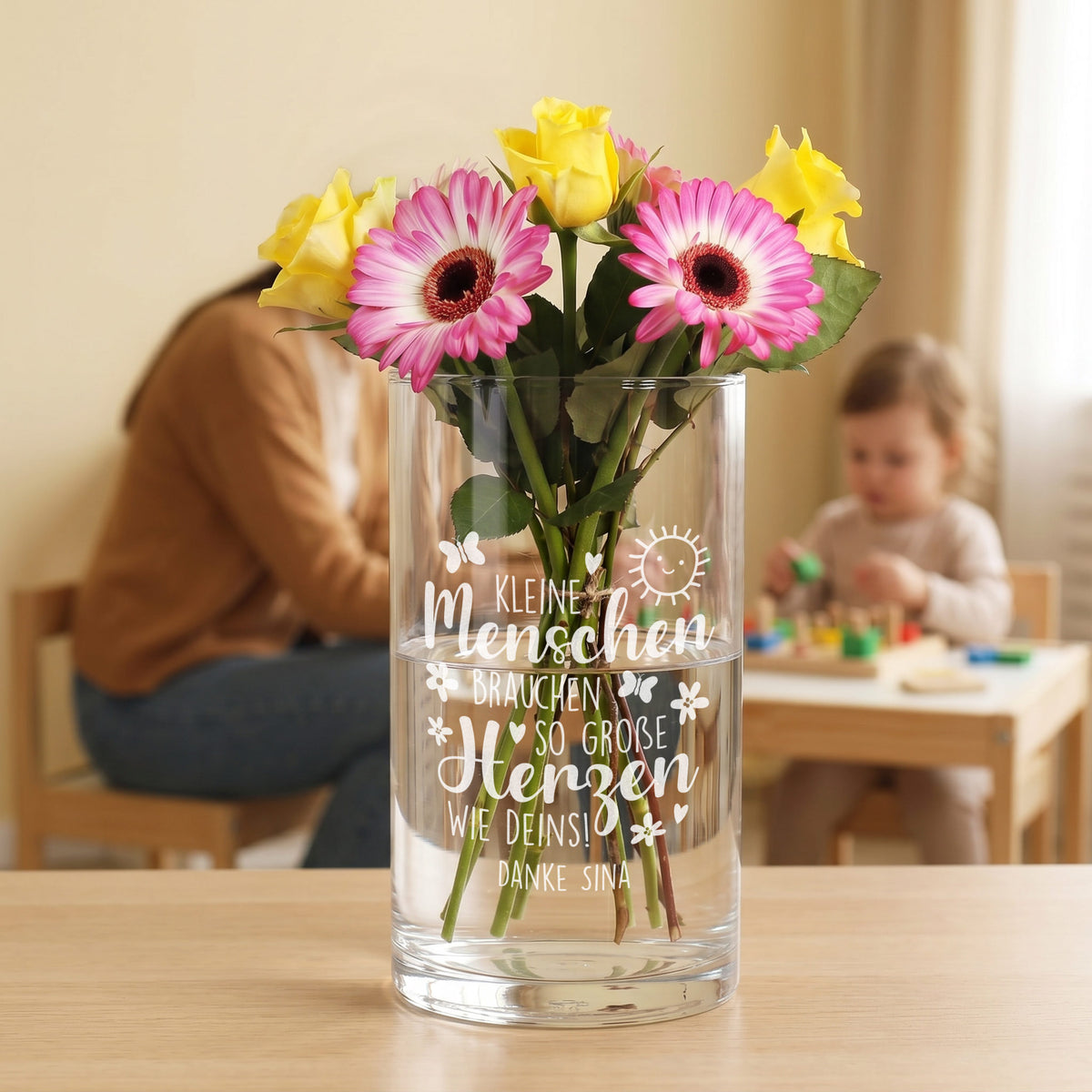 Personalisierte Vase für Erzieherin mit Blumenstrauß und Gravur als Dankeschön Geschenk im Kindergarten