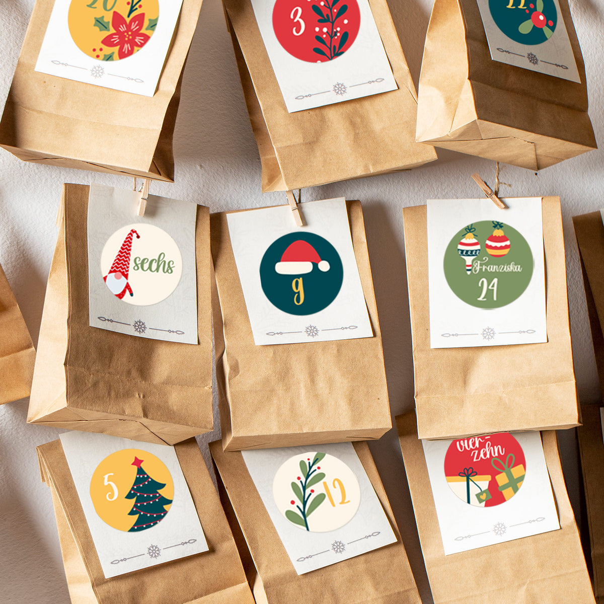 DIY-Adventskalender mit Papiertüten und weihnachtlichen Aufklebern mit Zahlen von 1 bis 24