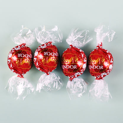 Lindorkugeln in personalisierter Geschenkbox zu Weihnachten mit Wichtelmotiv 'wertvollste Geschenke'