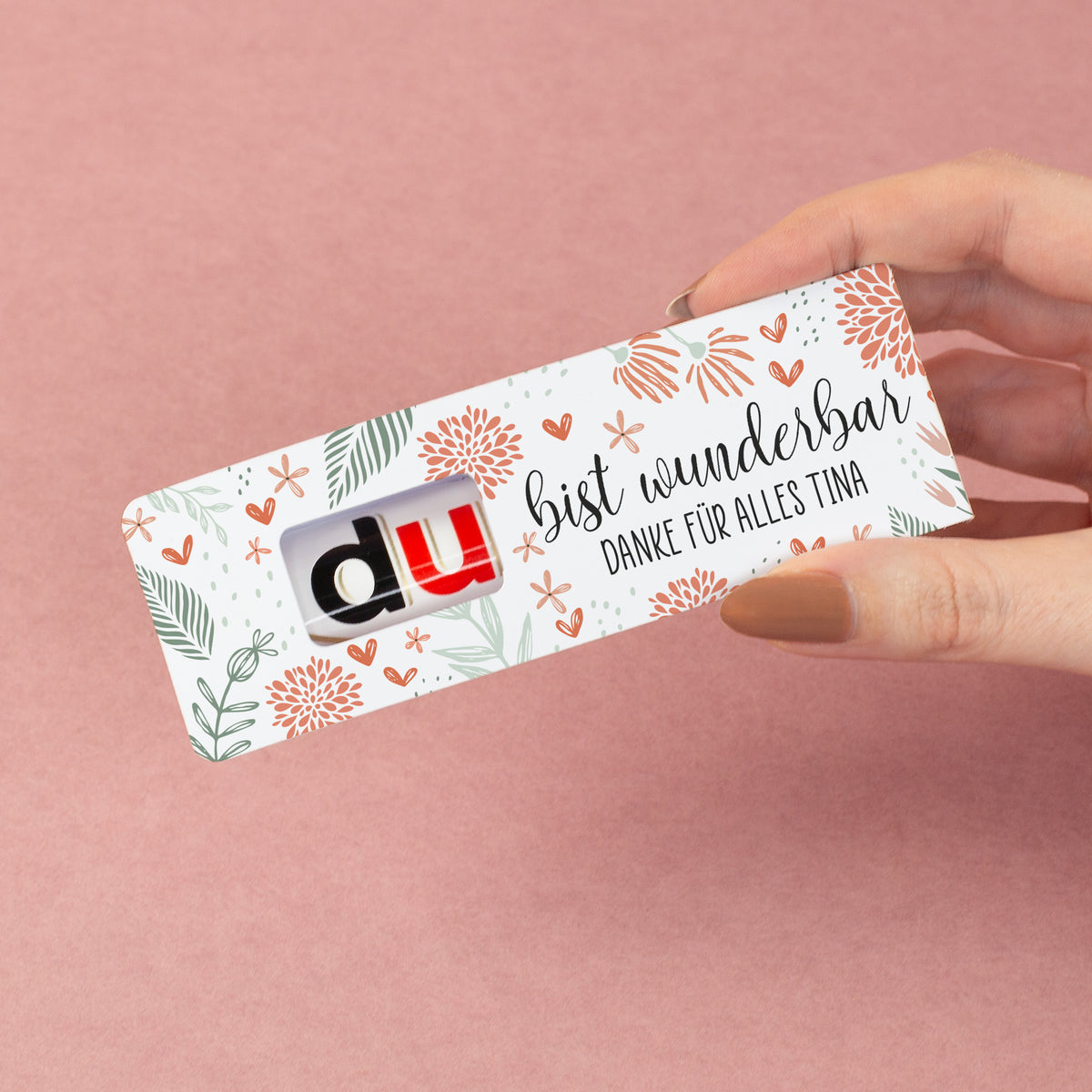 personalisierte duplo Verpackung wird in der Hand gehalten mit individuellem Text