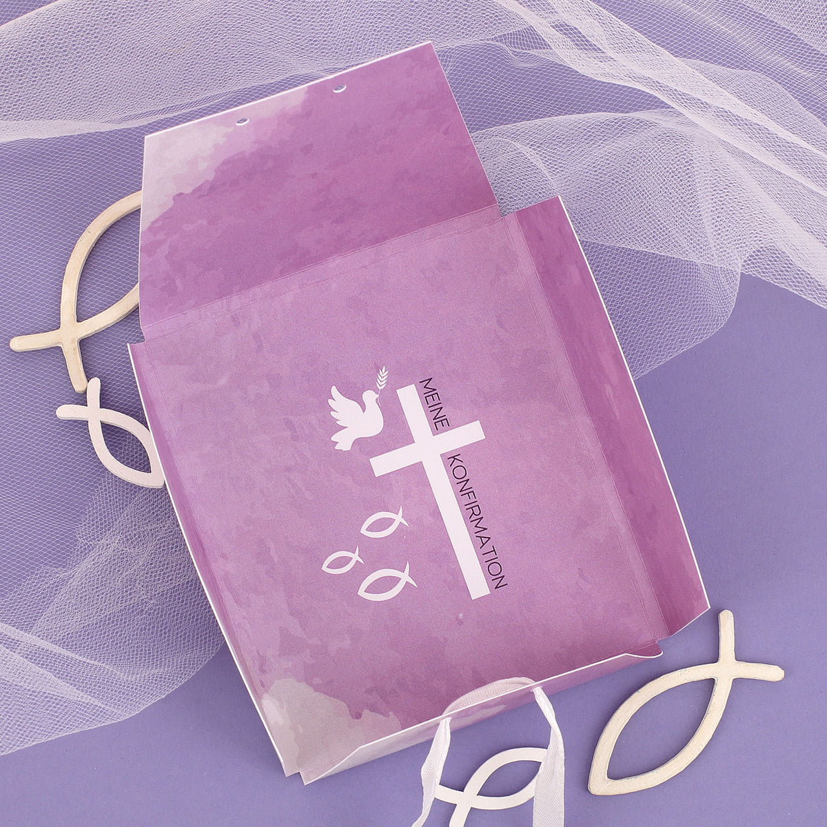 Aufgeklappte personalisierte Geschenkverpackung des Schutzengel Armbandes zur Konfirmation in Lila