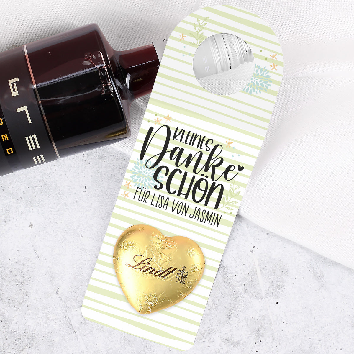 Großformatige Ansicht des aufgeklebten goldenen Lindt Schokoladenherzens auf der Vorderseite.