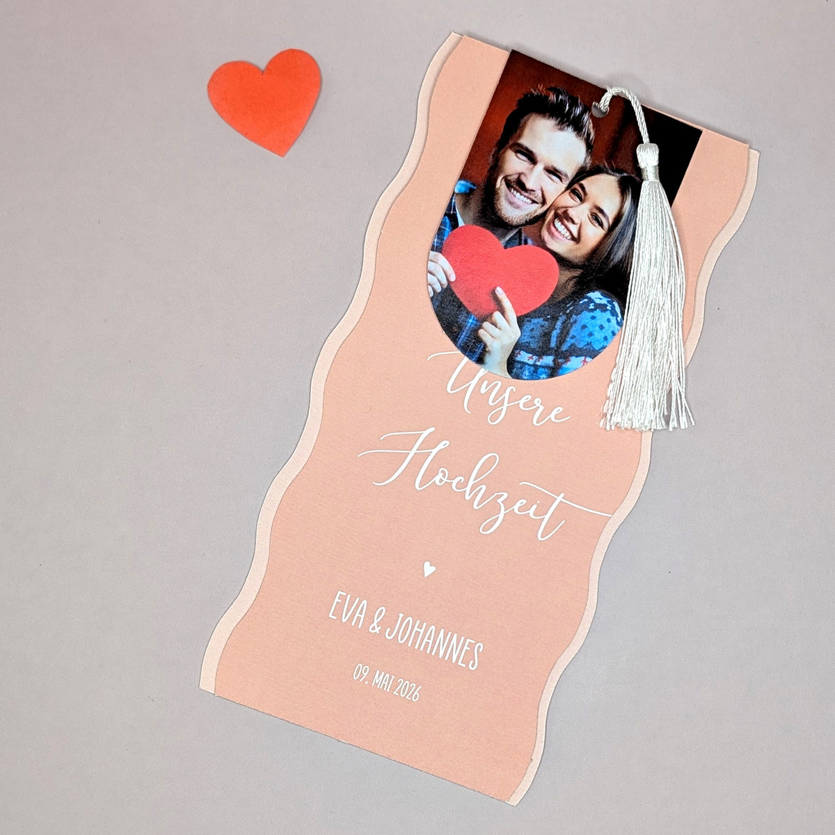 Hochzeitseinladung mit Wellenrand und Fotoanhänger