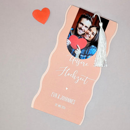 Hochzeitseinladung mit Wellenrand und Fotoanhänger