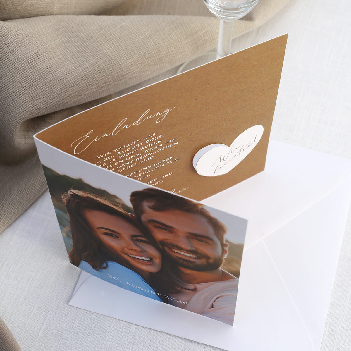 Wir heiraten! Einladungskarte zur Hochzeit mit Foto & Herz