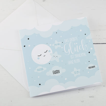 Personalisierte Geburtsanzeige als Klappkarte mit weißem Umschlag, Babykarte im Mond-Design für Jungen auf hellem Hintergrund