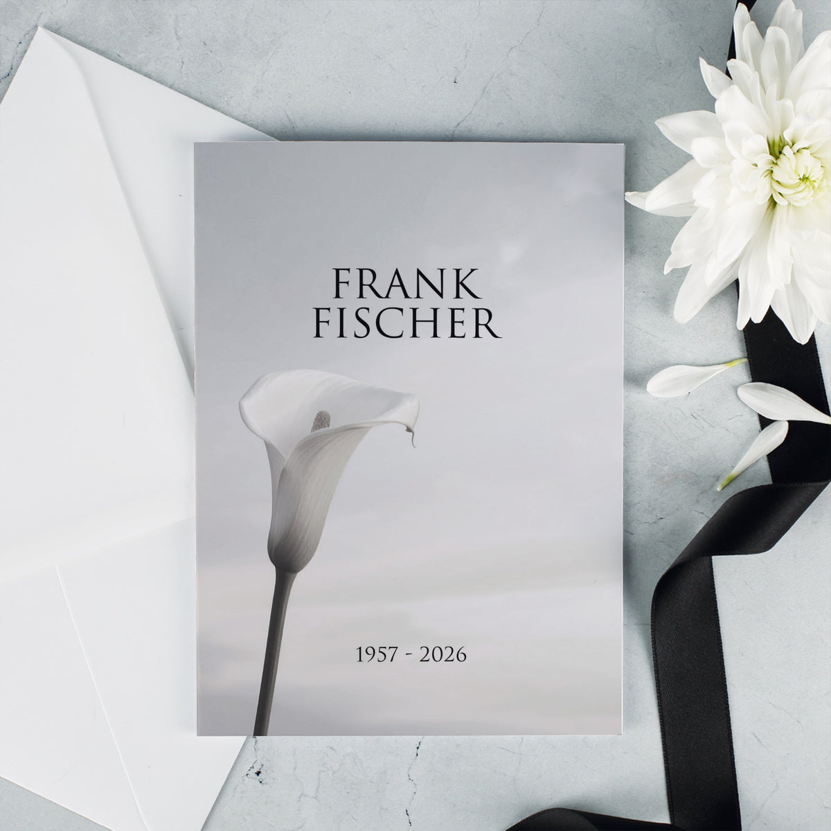 Trauerkarte mit Calla-Blume und Namensaufdruck Frank Fischer auf grauem Hintergrund