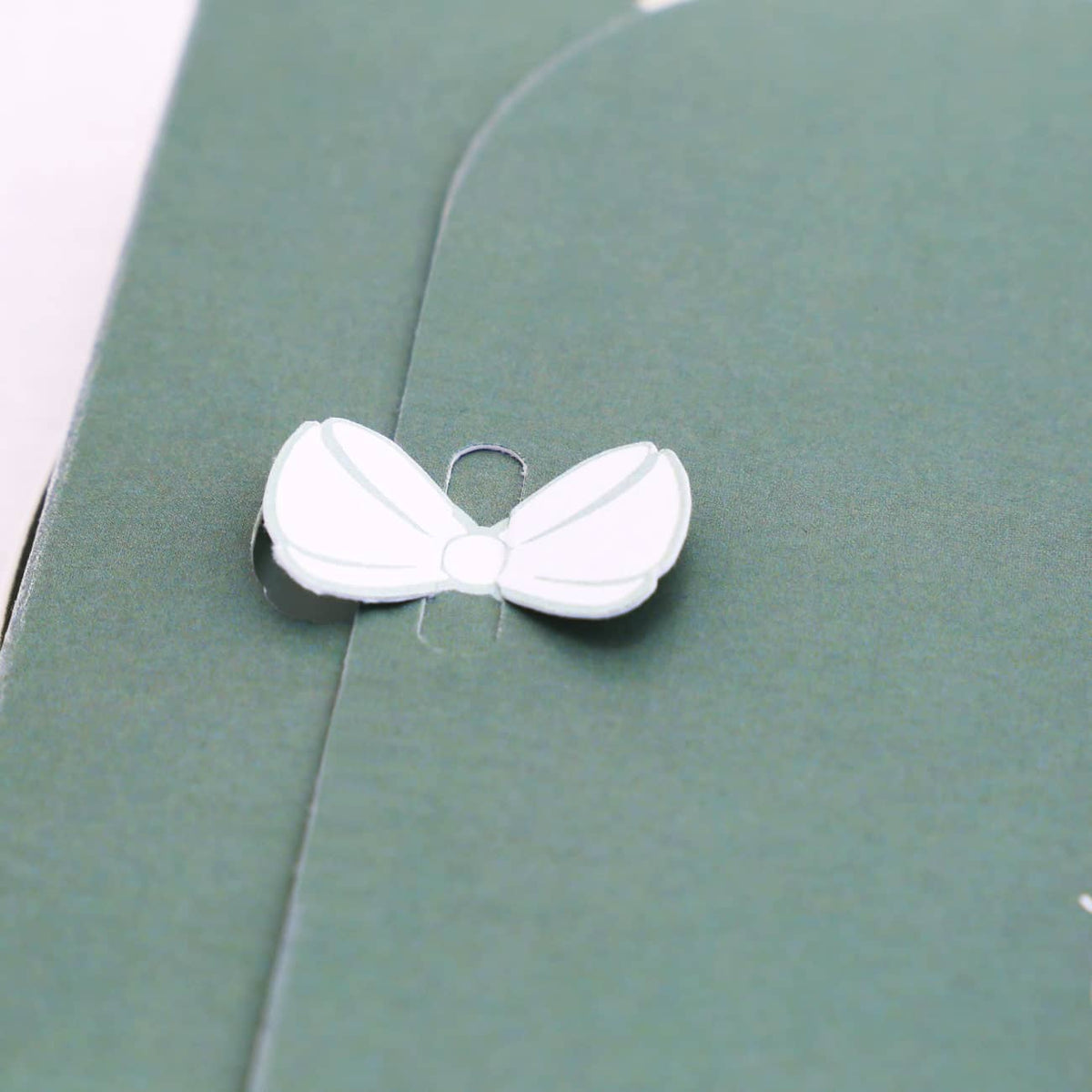 Einladungskarte zur Hochzeit mit Schleifensverschluss - Detailansicht