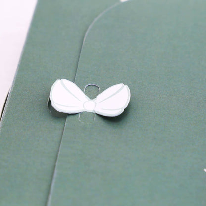 Einladungskarte zur Hochzeit mit Schleifensverschluss - Detailansicht