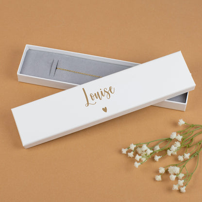 Weiß bedruckte Armbandbox mit Name „Louise“ in Gold, geöffnet mit grauem Einsatz