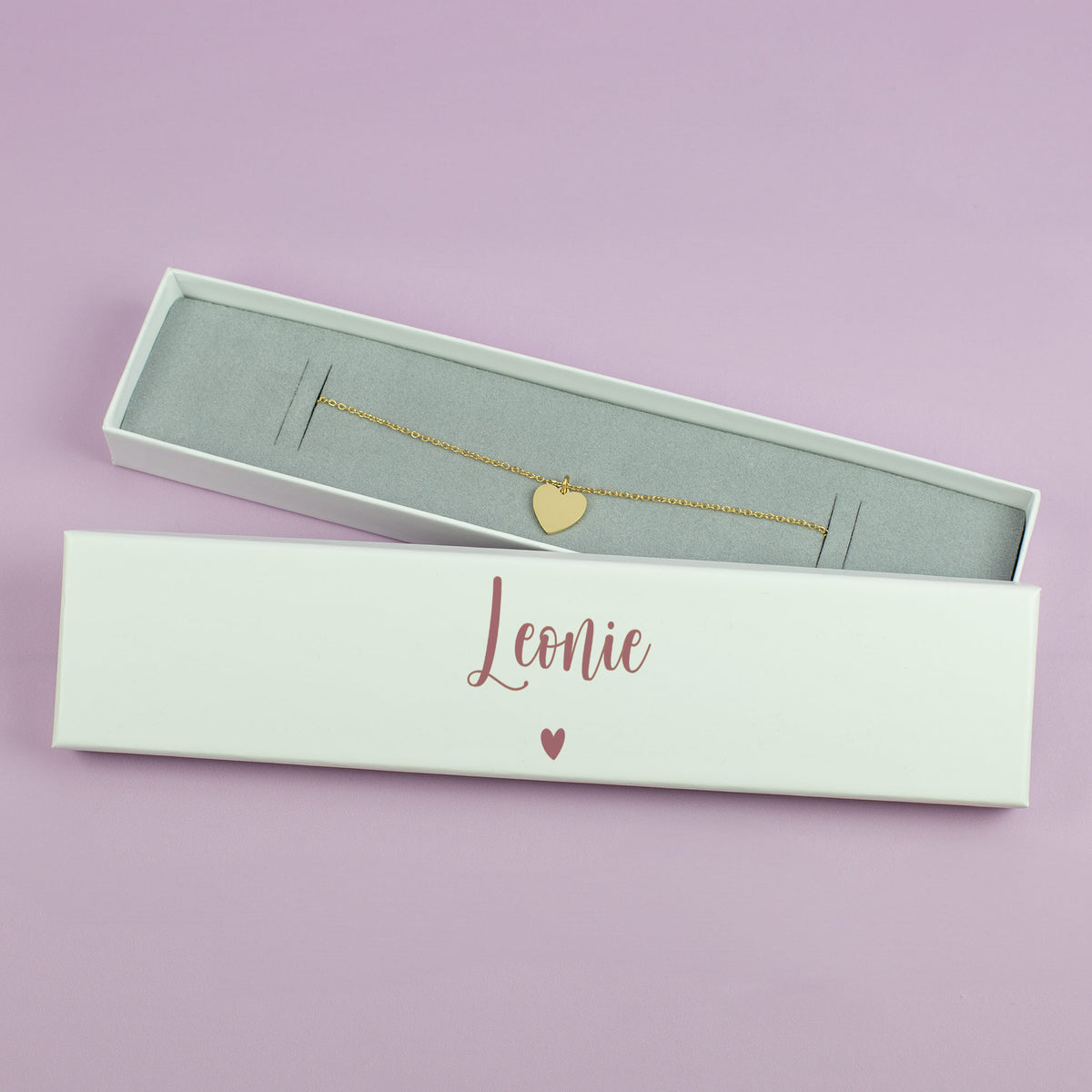 Schmuckverpackung in Weiß mit Name „Leonie“ und Herzsymbol in Rosa